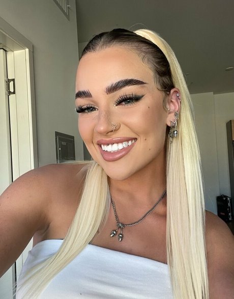 金髪クーガーオンリーファンズ 裸 写真