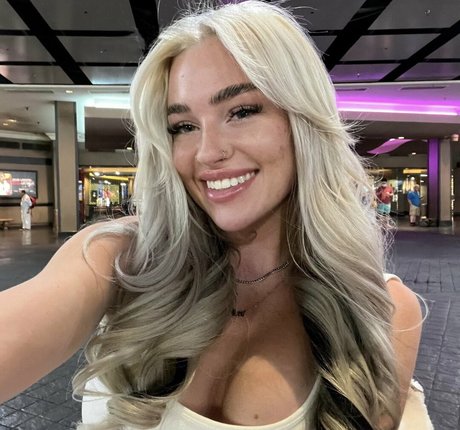 ティーントップレスOnlyFans ヌード ギャラリー