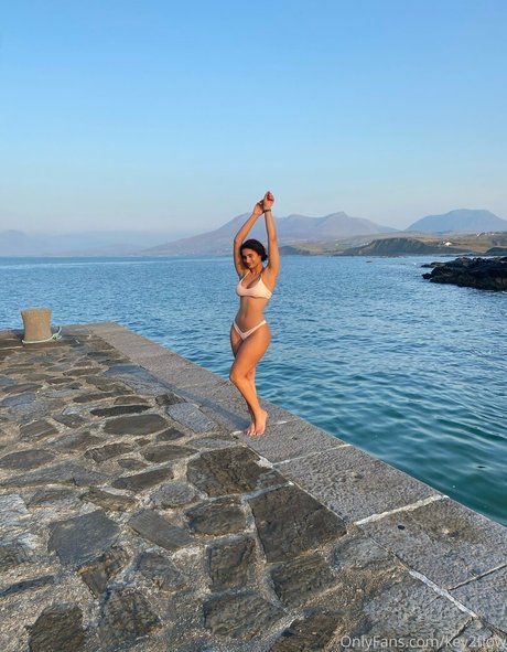 小柄な妻OnlyFans ポルノ 画像