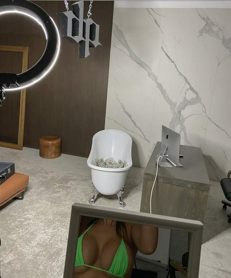 毛深い足のOnlyFans セクシー裸 写真