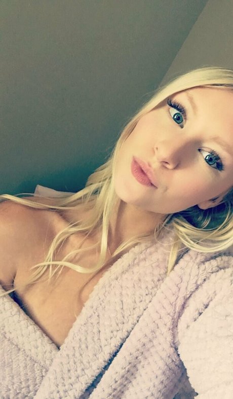 freshmanblondie18 セクシーなポルノスター 画像