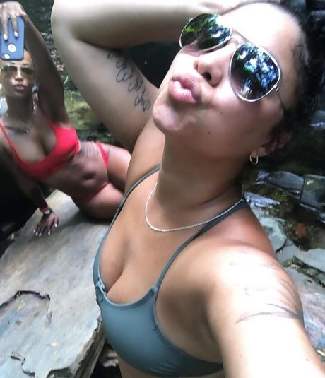 巨乳ティーンオンリーファンズ ポルノグラフィック 写真