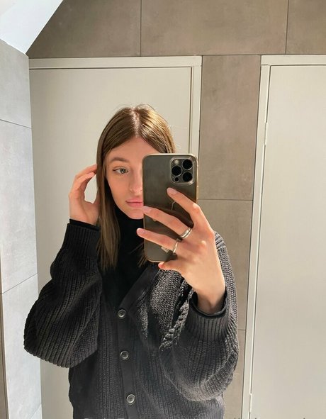 アジアン・エボニー・オンリーファンズ セクシーヌード ギャラリー