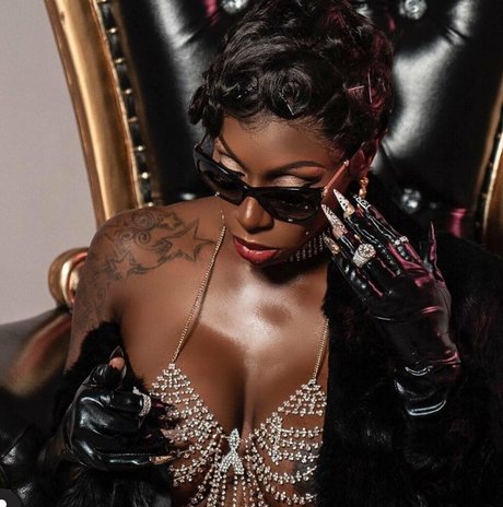 黒人ママオンリーファンズ セクシー 画像