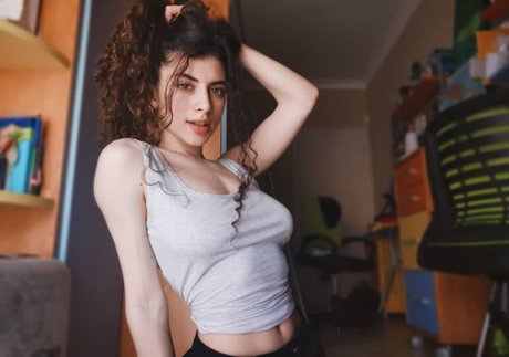 ヌード教師オンリーファンズ ヌード 写真