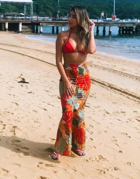 毛深い足のOnlyFans アートポルノ 画像