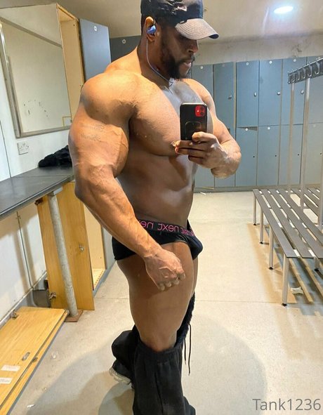 熟女クーガーオンリーファンズ HD 写真