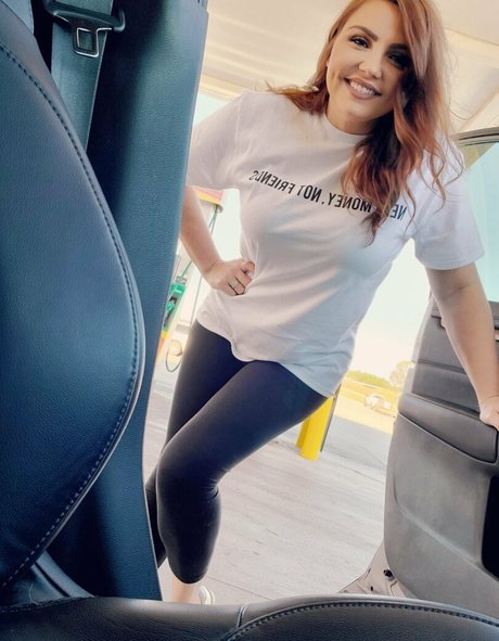 大きなお尻と巨乳のオンリーファンズ 美しいポルノ 写真