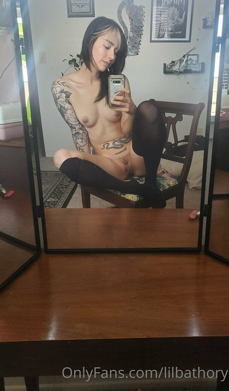 年配の熟女オンリーファンズ ホット裸 写真