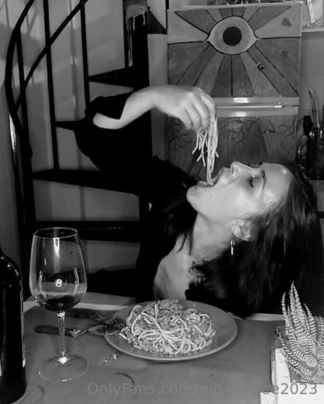 小柄なティーンオンリーファン ポルノグラフィック 写真