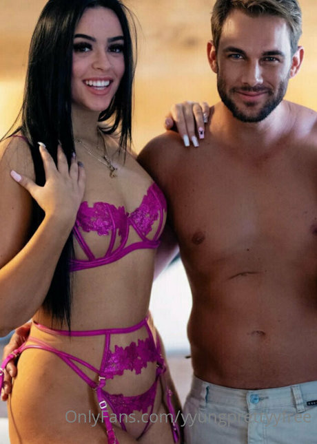 アラブのティーンズオンリーファンズ セックス 写真