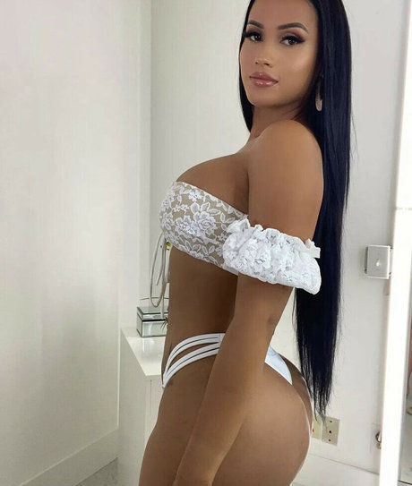 Yineth Moreno HDモデル 写真