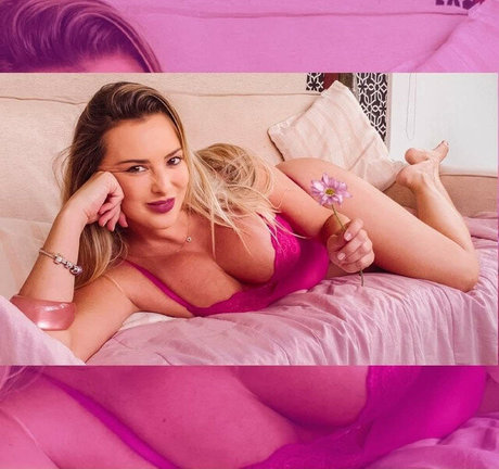 巨大な天然おっぱいオンリーファンズ アートヌード 画像