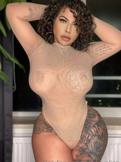 ヴィゴ・オンリーファンズ 美しい裸 写真