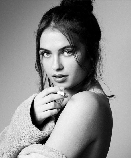 Meg Cummings 裸のスター 画像