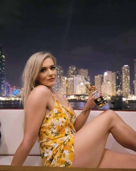 巨大なチンポを持つシーメールオンリーファンズ 美しい 画像