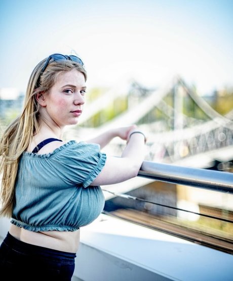 巨乳で曲線美のOnlyFans 無料xxx 画像