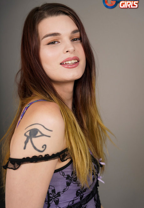 アジアンゴス オンリーファンズ エロチック 画像