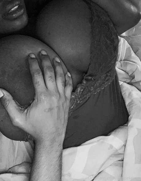 だらしないフェラチオ オンリーファンズ セクシーヌード 写真