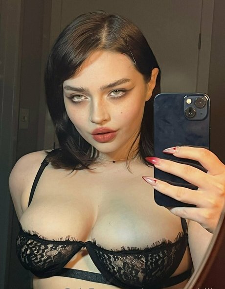 ピアス乳首オンリーファンズ アートポルノ 写真