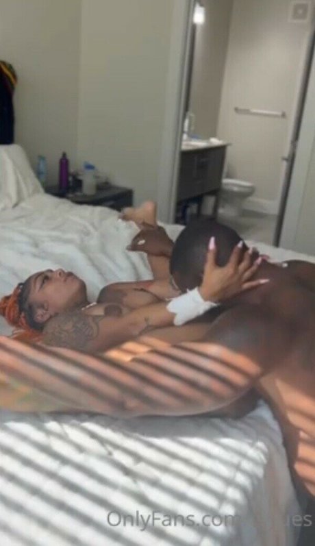 厚い黒檀オンリーファンズ ヌード アーカイブ