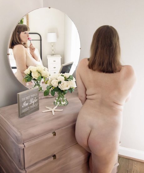 裸の熟女オンリーファンズ 無料 写真