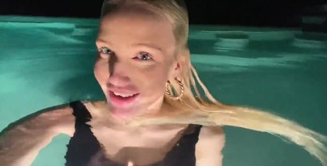 かわいいティーンのオンリーファンズ 裸 写真