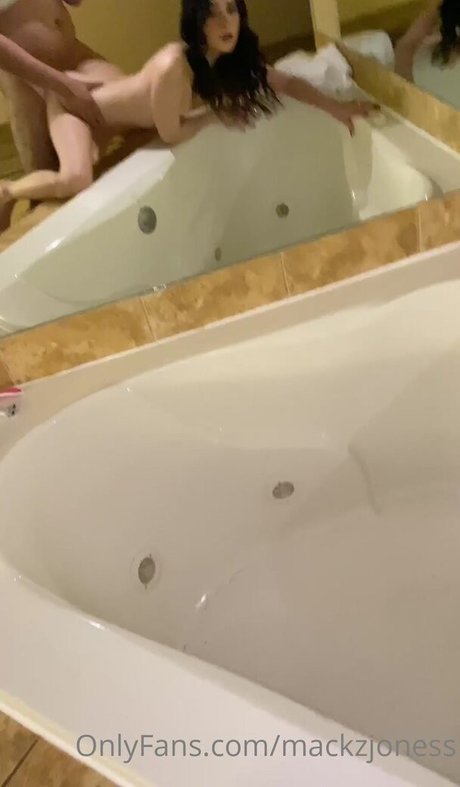 Mackenzie Jones ホットなモデル 写真