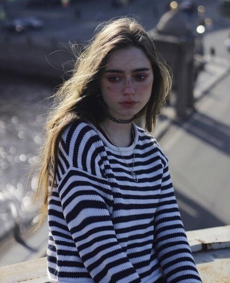 熟女メガネOnlyFans アートポルノ 画像