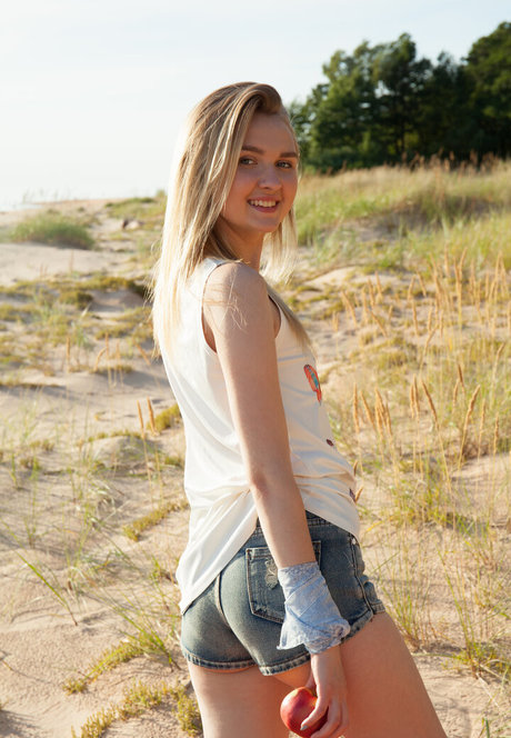 曲線美の女の子オンリーファンズ ホットポルノ 画像