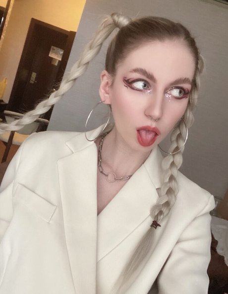 金髪クーガーオンリーファンズ 美しいヌード 写真