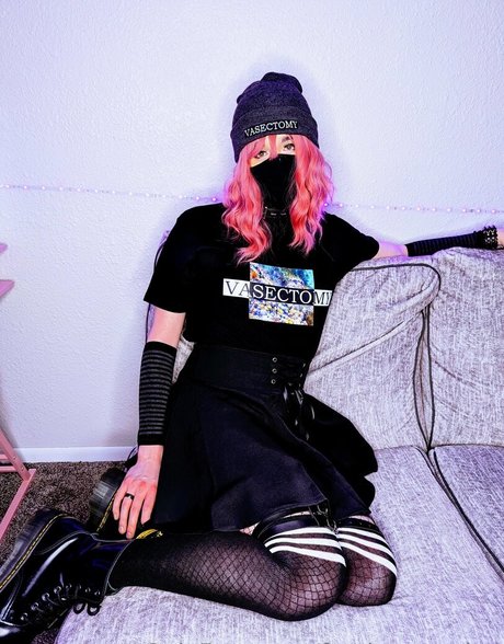 OnlyFansの普及 ホットヌード 画像