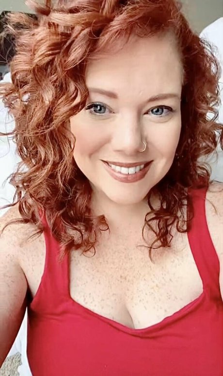 Naughtyexpastorswife セックス女優 写真