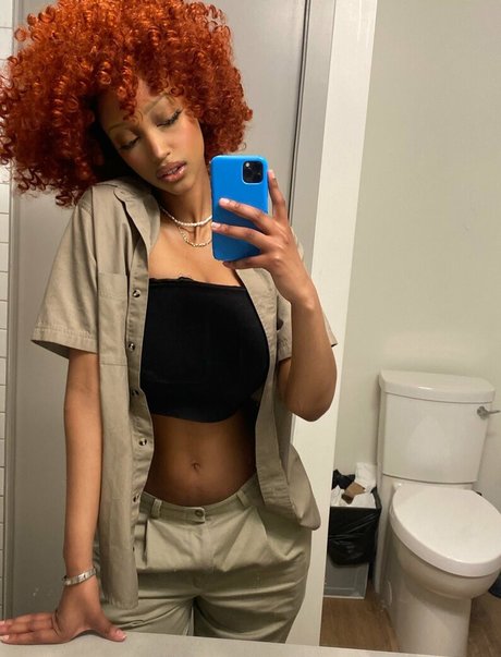 ヌード教師オンリーファンズ 無料セックス 写真