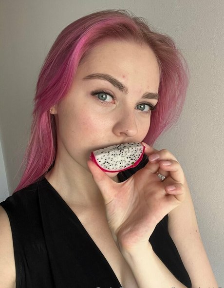 OnlyFansの普及 ホットヌード 写真