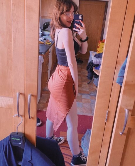 小柄なティーンオンリーファン 裸 ギャラリー