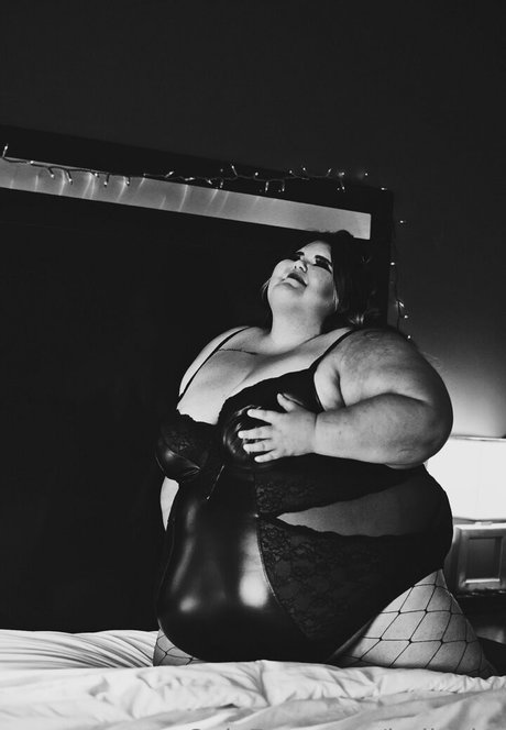 大きな黒い猫OnlyFans ヌード ギャラリー