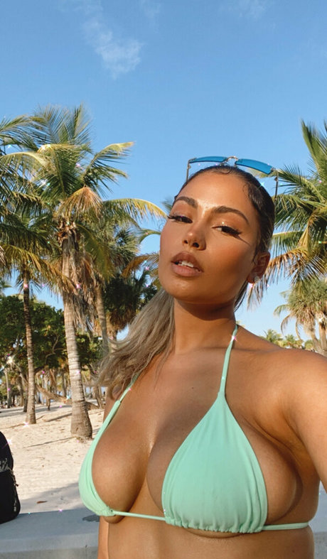 裸の熟女オンリーファンズ エロチック 写真