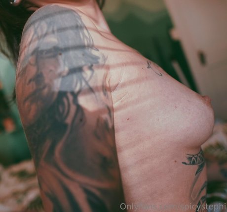 成熟したラテン系オンリーファンズ HD 写真