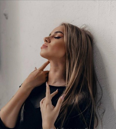 熟女クーガーオンリーファンズ ポルノ 画像