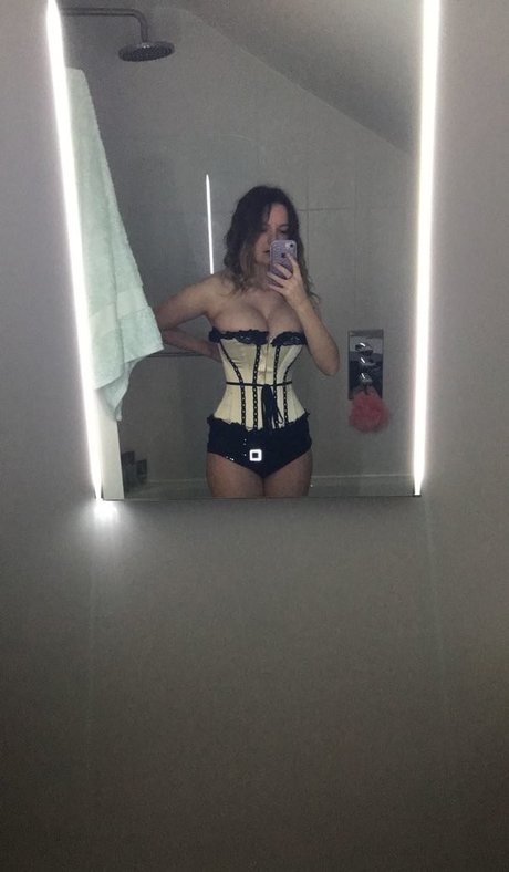 Dakota Blue Richards アートモデル 写真