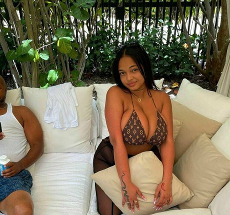 曲線美の女の子オンリーファンズ 美しいヌード ギャラリー