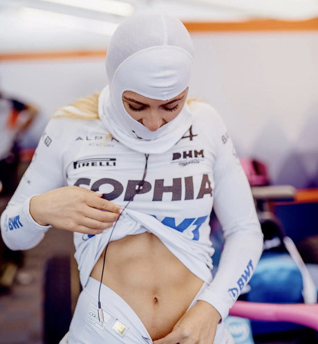 Sophia Floersch HDモデル ギャラリー