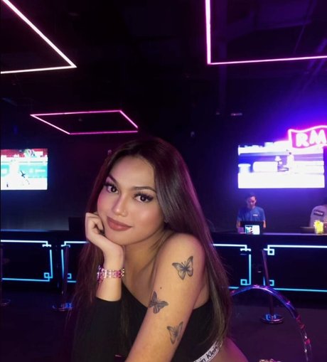 Ariana Tashne かわいいモデル 写真