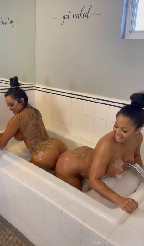 ハロウィン オンリーファン セクシーヌード 画像