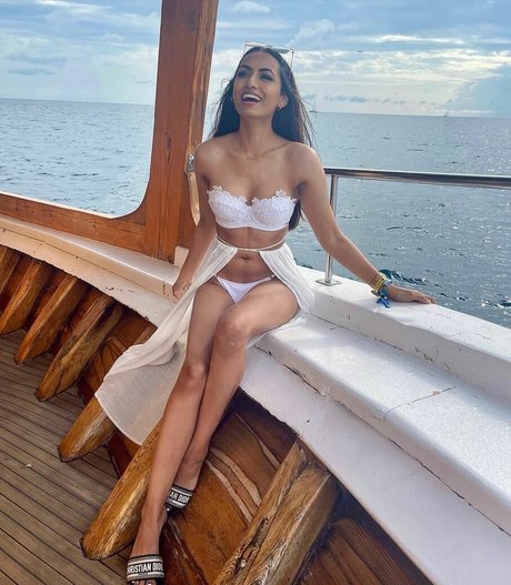 巨大なチンポを持つシーメールオンリーファンズ えろた 写真