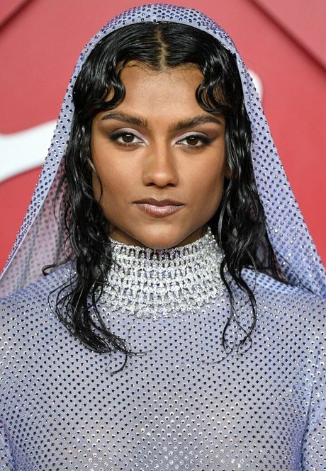 Simone Ashley ホットなスター 写真