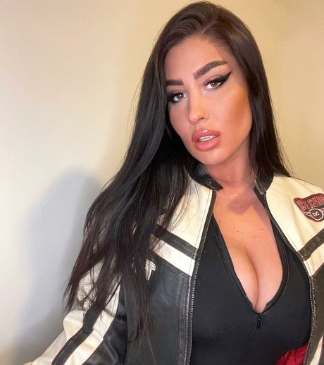 ブッシュ・オンリーファンズ セクシー裸 写真