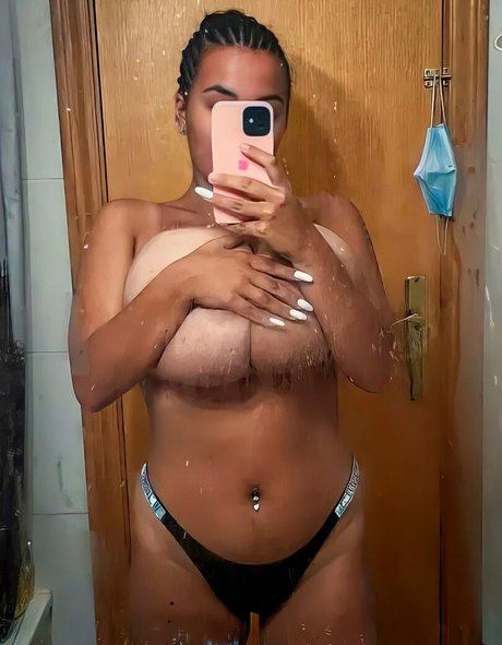 巨尻オンリーファン セクシー裸 画像