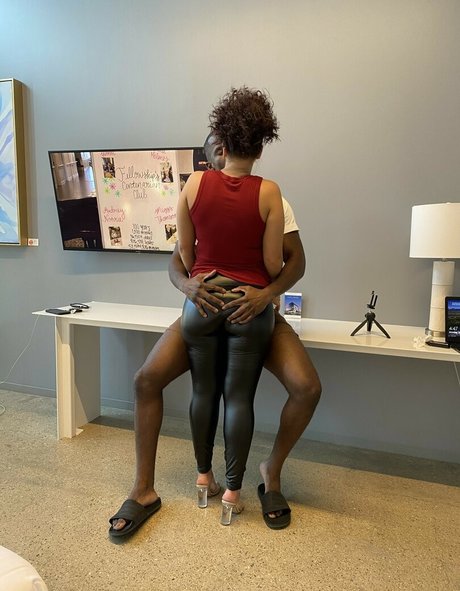 黒いお尻のオンリーファンズ アートポルノ ギャラリー